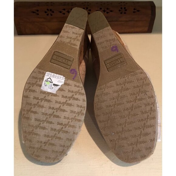 Women's TOMS Cream / Tan Canvas Open Toe Shoe Wedge Cork Heel Size 7.5 - Picture 9 of 12